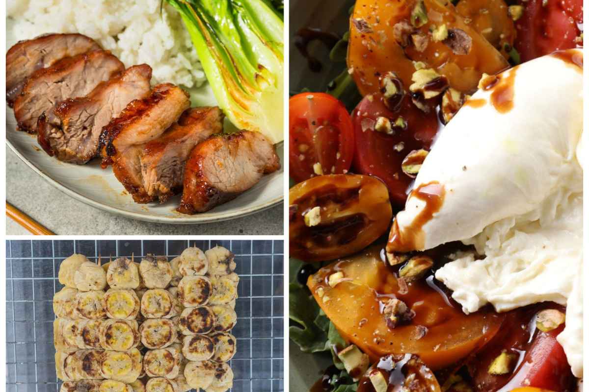 Lėkštėje yra keptos vištienos krūtinėlės gabaliukai, ryžių ir žalių daržovių, šalia ant grotelių griliuojami bananai ir salotos su pomidorais, sūriu ir riešutais.