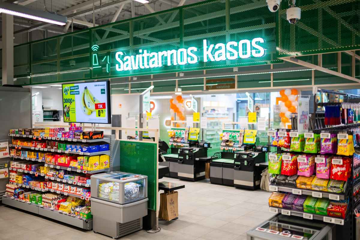 parduotuvės savitarnos kasos su keliais kasos aparatais ir įvairiomis prekėmis