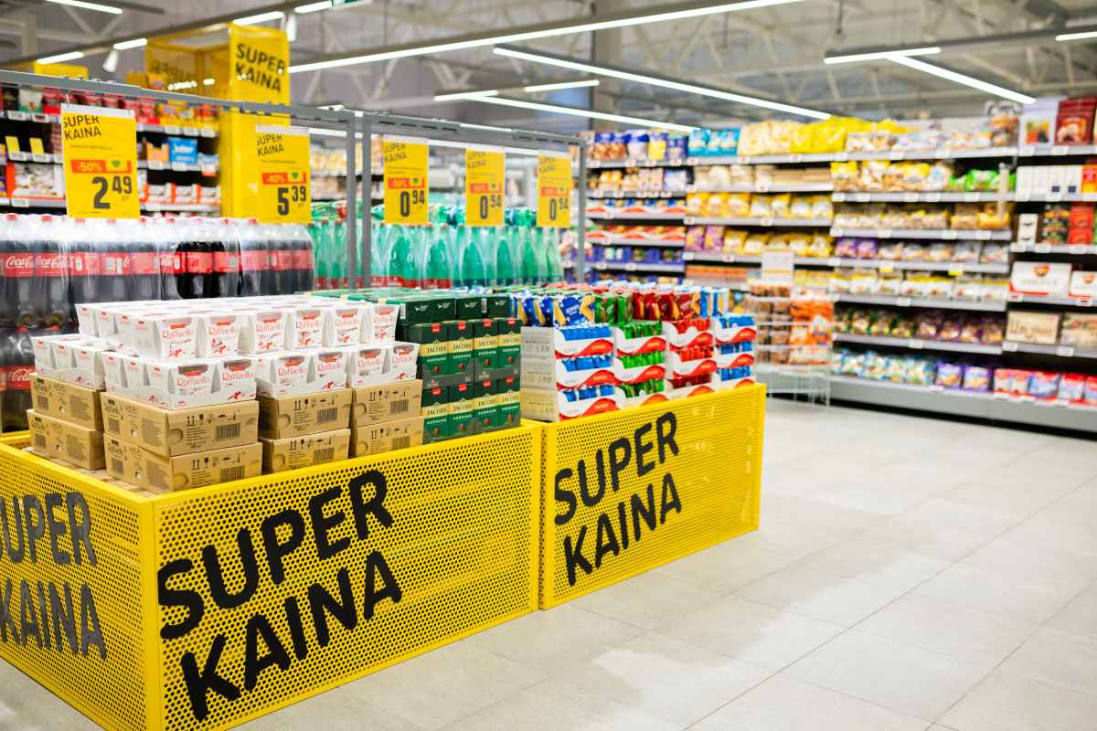 Prekės su mažesnėmis kainomis ant lentynų parduotuvėje.
